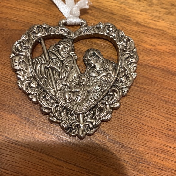 Silver heart nativity scene ornament - Picture 5 of 5